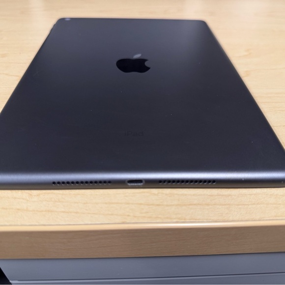 Apple iPad 9th Gen 64GB - Space Gray Black iOS 18.6.2 includes New Case! - Picture 10 of 12